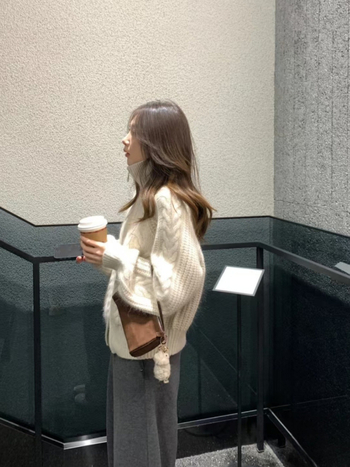 Cardigan z kašmíru a vlny, voľný strih, vysoký golier, zips na prednom diele, lampionové rukávy (kašmír 30–50%, vlna 50–70%)