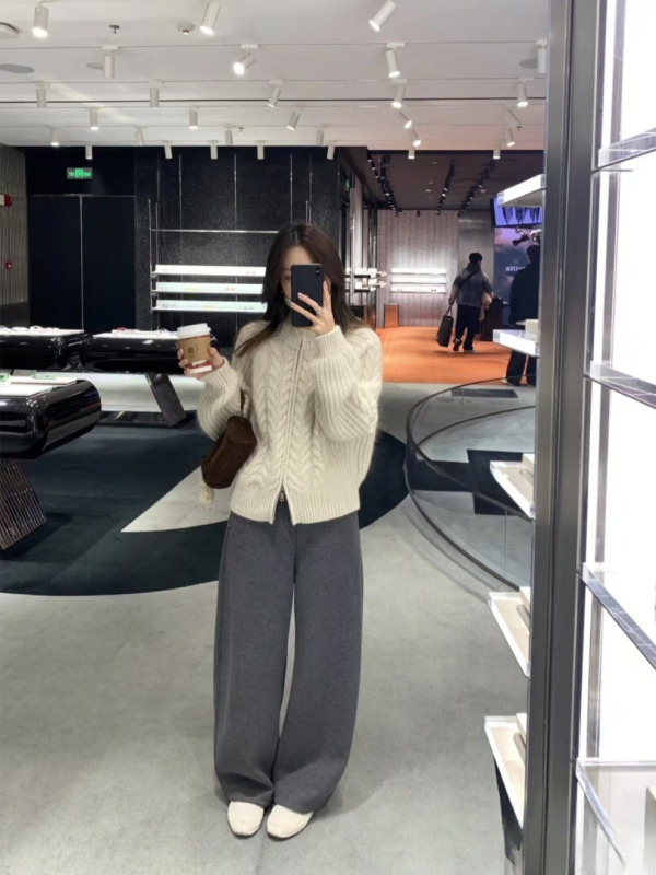 Cardigan z kašmíru a vlny, voľný strih, vysoký golier, zips na prednom diele, lampionové rukávy (kašmír 30–50%, vlna 50–70%)