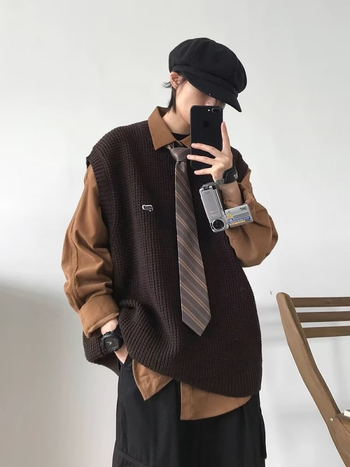 Kootud vest, pullover stiilis, ümmargune kaelus, vaba lõige, külgtaskud, 98% polüester