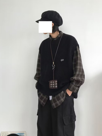 Kootud vest, pullover stiilis, ümmargune kaelus, vaba lõige, külgtaskud, 98% polüester