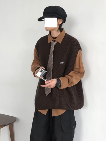 Kootud vest, pullover stiilis, ümmargune kaelus, vaba lõige, külgtaskud, 98% polüester