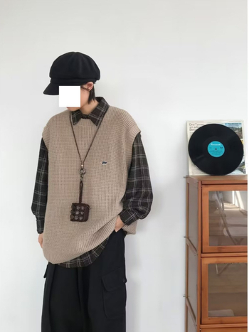 Kootud vest, pullover stiilis, ümmargune kaelus, vaba lõige, külgtaskud, 98% polüester