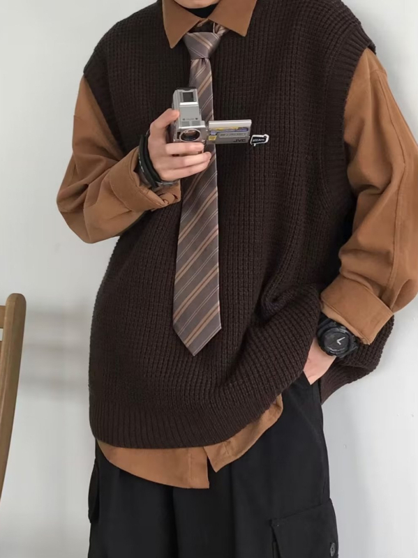 Kootud vest, pullover stiilis, ümmargune kaelus, vaba lõige, külgtaskud, 98% polüester