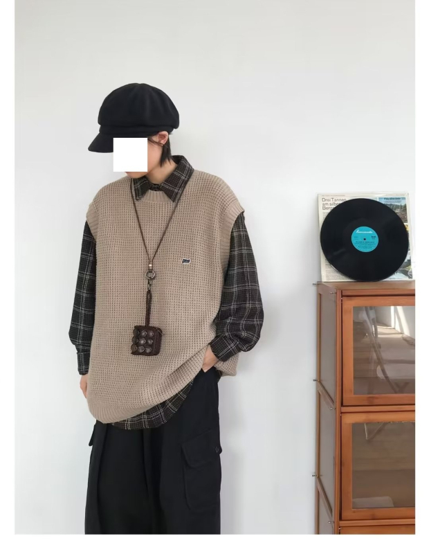 Kootud vest, pullover stiilis, ümmargune kaelus, vaba lõige, külgtaskud, 98% polüester