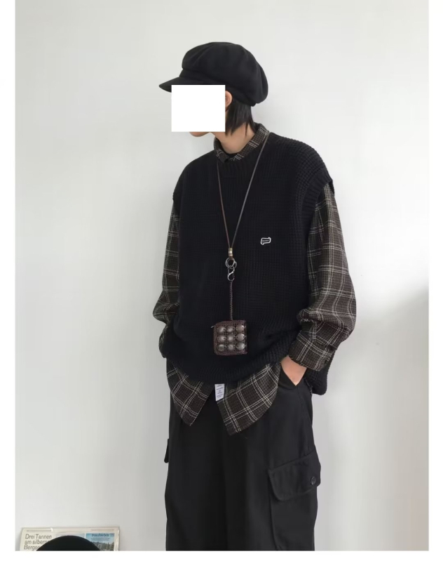 Kootud vest, pullover stiilis, ümmargune kaelus, vaba lõige, külgtaskud, 98% polüester