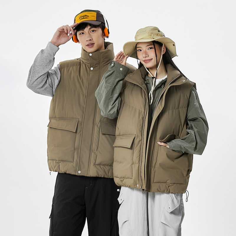 Pánska vesta s stojacim golierom, hrubšia výplň z polyesteru, bez rukávov, voľný strih, bočné vrecká