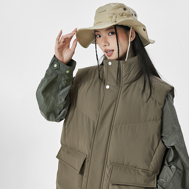 Pánska vesta s stojacim golierom, hrubšia výplň z polyesteru, bez rukávov, voľný strih, bočné vrecká