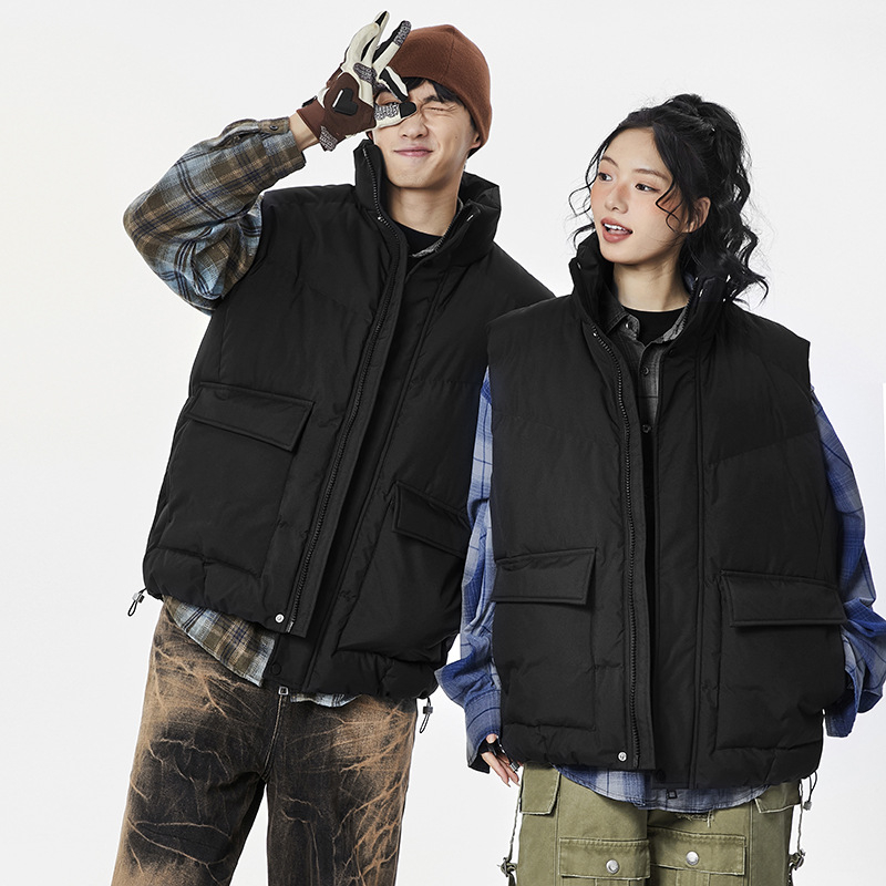 Pánska vesta s stojacim golierom, hrubšia výplň z polyesteru, bez rukávov, voľný strih, bočné vrecká