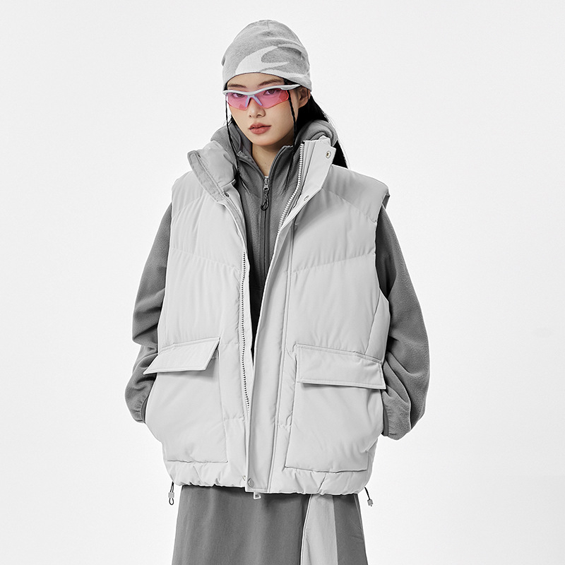 Pánska vesta s stojacim golierom, hrubšia výplň z polyesteru, bez rukávov, voľný strih, bočné vrecká