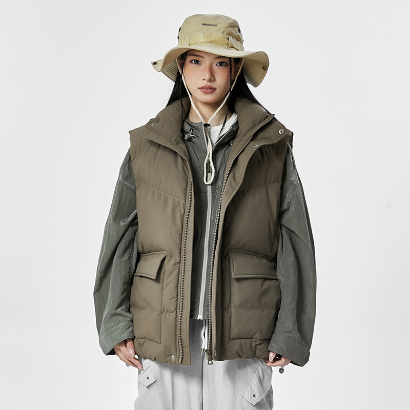 Pánska vesta s stojacim golierom, hrubšia výplň z polyesteru, bez rukávov, voľný strih, bočné vrecká