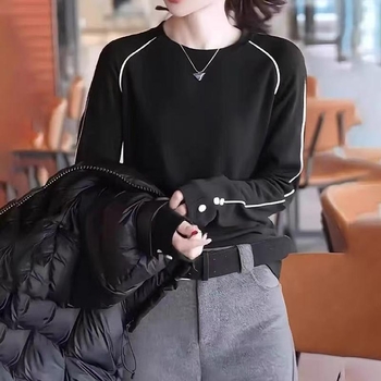 Hosszú ujjú T-shirt kerek nyakkal, viszkóz alapanyag, hímzés, egyszínű kivitel