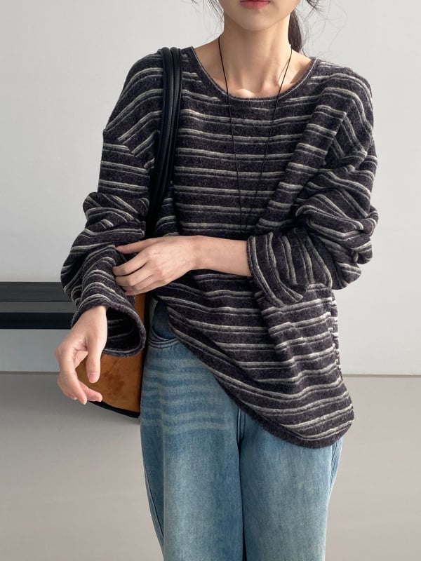 Csíkos felső, koreai laza stílus, laza szabás, hosszú ujjú.
