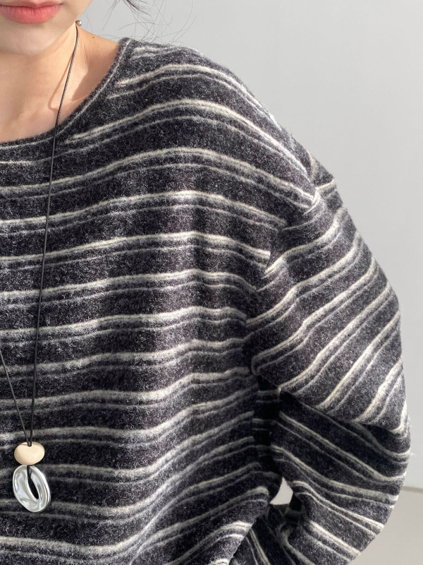 Csíkos felső, koreai laza stílus, laza szabás, hosszú ujjú.