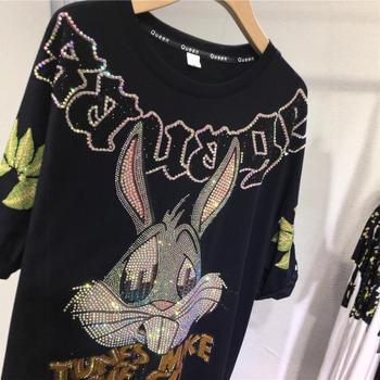 Slobodno krojeni pamukni T-shirt s kristalima, okrugli izrez, kratke rukave, motiv božur i zec