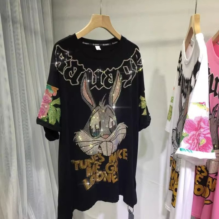 Slobodno krojeni pamukni T-shirt s kristalima, okrugli izrez, kratke rukave, motiv božur i zec