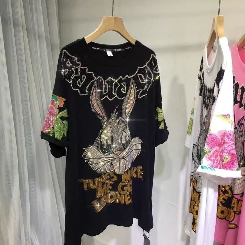 Slobodno krojeni pamukni T-shirt s kristalima, okrugli izrez, kratke rukave, motiv božur i zec