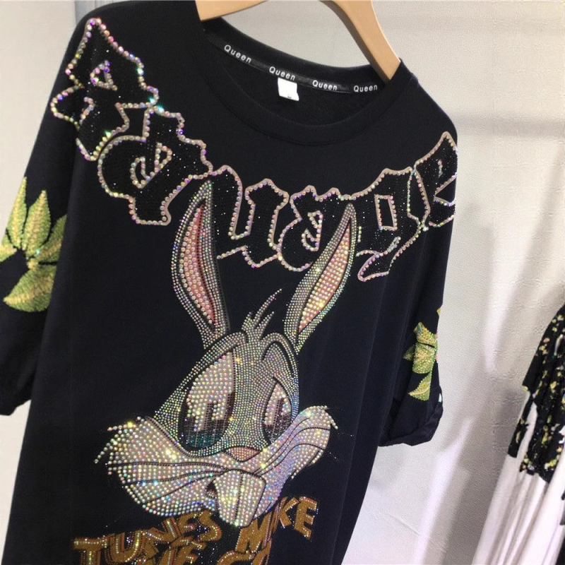 Slobodno krojeni pamukni T-shirt s kristalima, okrugli izrez, kratke rukave, motiv božur i zec