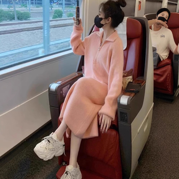 Kootud kleit polo krae ja raglanvarrukatega – keskmise pikkusega, sirge lõige igapäevaseks kandmiseks.