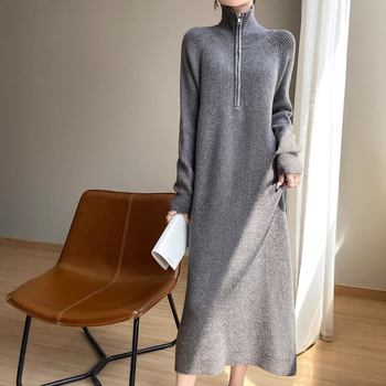 Kootud kleit polo krae ja raglanvarrukatega – keskmise pikkusega, sirge lõige igapäevaseks kandmiseks.