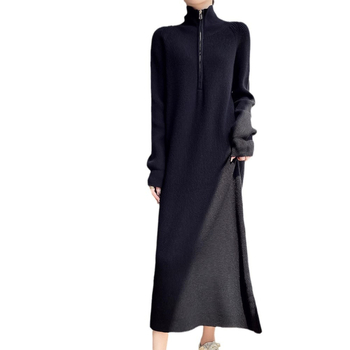 Kootud kleit polo krae ja raglanvarrukatega – keskmise pikkusega, sirge lõige igapäevaseks kandmiseks.