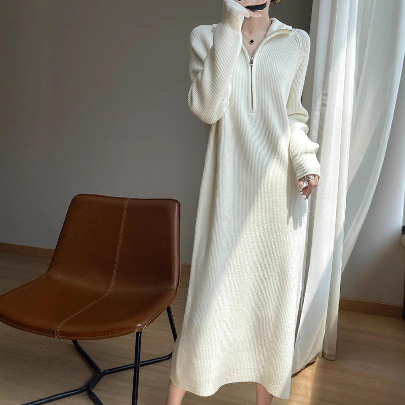 Kootud kleit polo krae ja raglanvarrukatega – keskmise pikkusega, sirge lõige igapäevaseks kandmiseks.