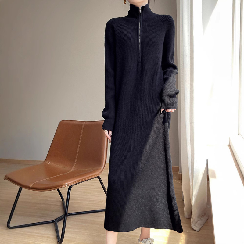 Kootud kleit polo krae ja raglanvarrukatega – keskmise pikkusega, sirge lõige igapäevaseks kandmiseks.