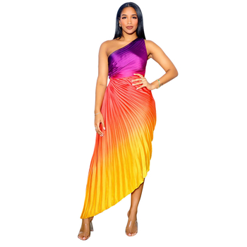 Rochie cu imprimeu geometric, guler oblic, fără mâneci, talie înaltă, fustă lungă plisată; material: poliester cu elastan