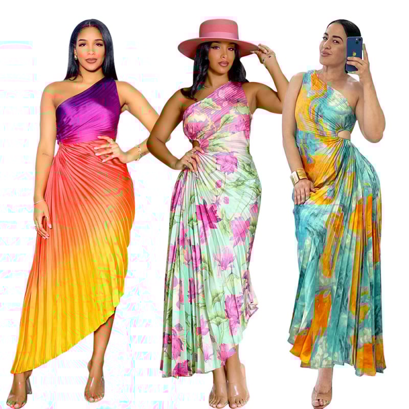 Rochie cu imprimeu geometric, guler oblic, fără mâneci, talie înaltă, fustă lungă plisată; material: poliester cu elastan