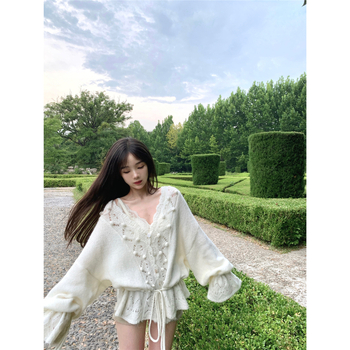 Varrukateta kootud top V-kaelusega, õõnes-heegeldatud lillemustriga, akrüüll-poliesteri segu, keskmise raskusega, A-tüüpi siluett, kardigan-stiil