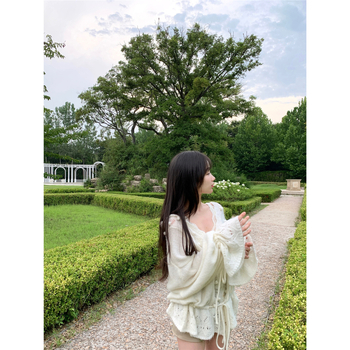 Varrukateta kootud top V-kaelusega, õõnes-heegeldatud lillemustriga, akrüüll-poliesteri segu, keskmise raskusega, A-tüüpi siluett, kardigan-stiil