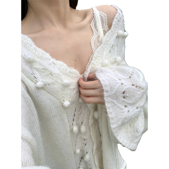 Varrukateta kootud top V-kaelusega, õõnes-heegeldatud lillemustriga, akrüüll-poliesteri segu, keskmise raskusega, A-tüüpi siluett, kardigan-stiil