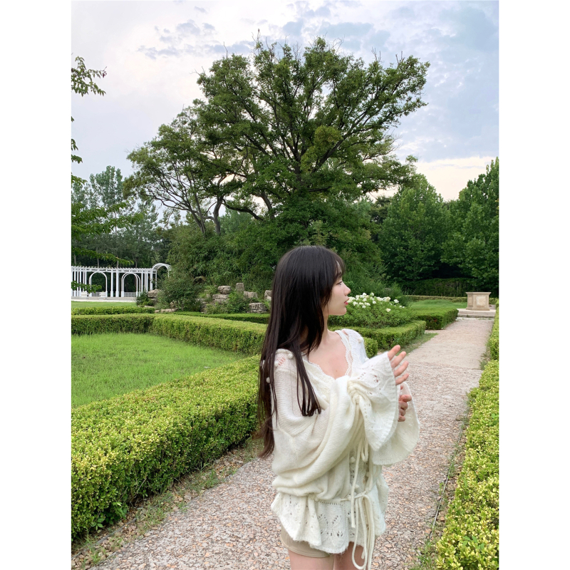 Varrukateta kootud top V-kaelusega, õõnes-heegeldatud lillemustriga, akrüüll-poliesteri segu, keskmise raskusega, A-tüüpi siluett, kardigan-stiil