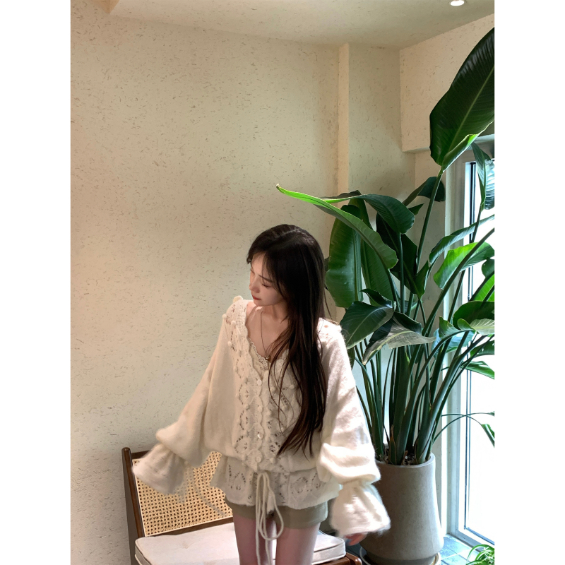 Varrukateta kootud top V-kaelusega, õõnes-heegeldatud lillemustriga, akrüüll-poliesteri segu, keskmise raskusega, A-tüüpi siluett, kardigan-stiil