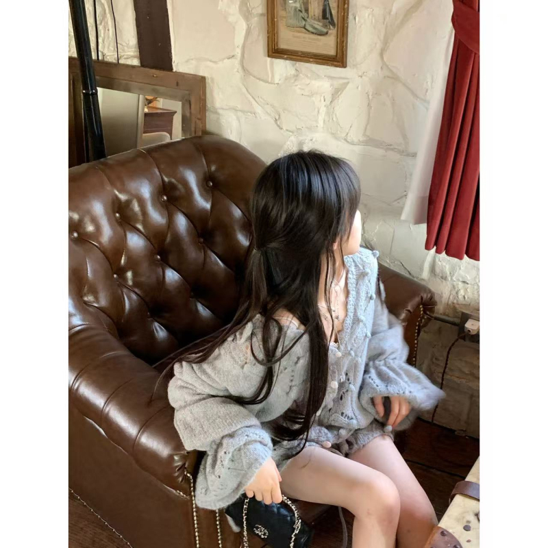 Varrukateta kootud top V-kaelusega, õõnes-heegeldatud lillemustriga, akrüüll-poliesteri segu, keskmise raskusega, A-tüüpi siluett, kardigan-stiil