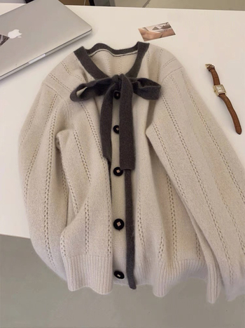 Dámsky pletený kardigán s detailom motýľového uzla, V-krk, voľný strih, dlhé rukávy, stredná dĺžka, zmes viskózy a akrylu