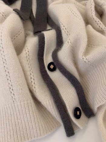 Dámsky pletený kardigán s detailom motýľového uzla, V-krk, voľný strih, dlhé rukávy, stredná dĺžka, zmes viskózy a akrylu