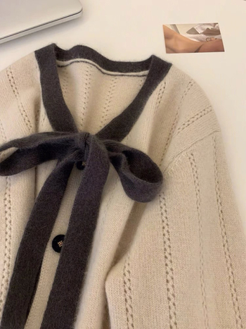 Dámsky pletený kardigán s detailom motýľového uzla, V-krk, voľný strih, dlhé rukávy, stredná dĺžka, zmes viskózy a akrylu