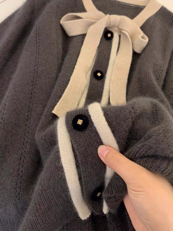 Dámsky pletený kardigán s detailom motýľového uzla, V-krk, voľný strih, dlhé rukávy, stredná dĺžka, zmes viskózy a akrylu