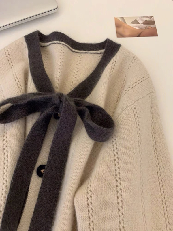 Dámsky pletený kardigán s detailom motýľového uzla, V-krk, voľný strih, dlhé rukávy, stredná dĺžka, zmes viskózy a akrylu