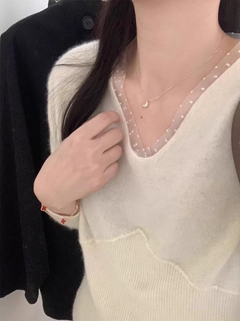 Vlnený sveter s V výstrihom, dlhé rukávy, úzky strih, stredná hrúbka, hodvábny vzhľad