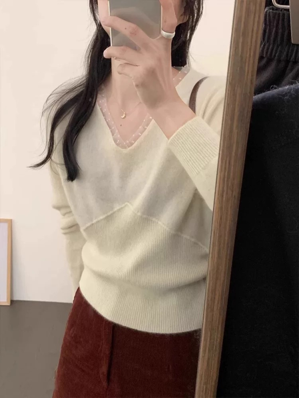 Vlnený sveter s V výstrihom, dlhé rukávy, úzky strih, stredná hrúbka, hodvábny vzhľad