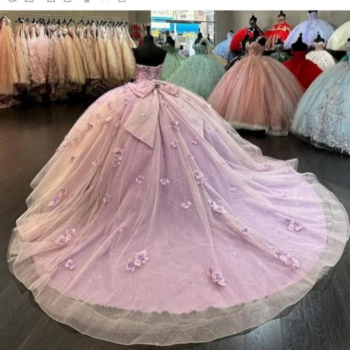 Svadobné šaty s tubovým vrškom, dlhými rukávmi, dlhá sukňa, vysoký pás; hlavná látka 30-50%.