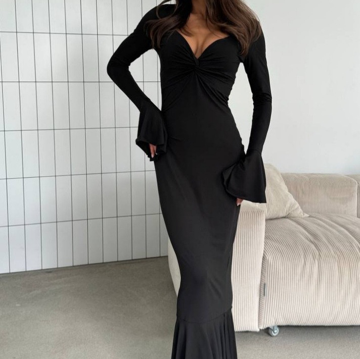 Haljina s V izrezom, rukavi u stilu lotosa, kratka duljina, uski bodycon kroj, poliester s elastanom