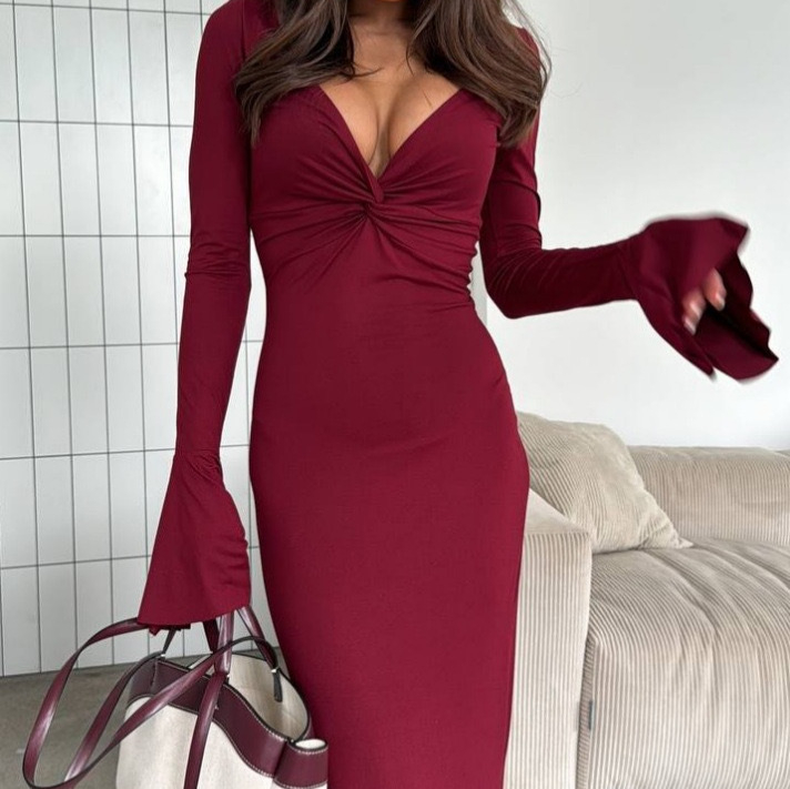 Haljina s V izrezom, rukavi u stilu lotosa, kratka duljina, uski bodycon kroj, poliester s elastanom