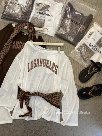 Tricou leopard și imprimare cu litere, decolteu la umeri, mâneci lungi, croială lejeră, lungime normală, poliester 90–95%, stil casual japonez-coreean