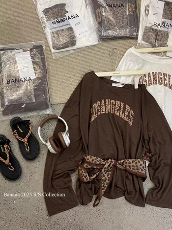 Tricou leopard și imprimare cu litere, decolteu la umeri, mâneci lungi, croială lejeră, lungime normală, poliester 90–95%, stil casual japonez-coreean