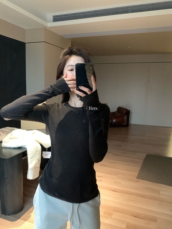 Pulover tricotat slim-fit cu guler rotund, mâneci lungi, lungime normală, 70–80% viscose