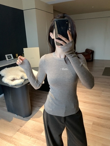 Pulover tricotat slim-fit cu guler rotund, mâneci lungi, lungime normală, 70–80% viscose