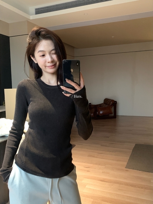 Pulover tricotat slim-fit cu guler rotund, mâneci lungi, lungime normală, 70–80% viscose