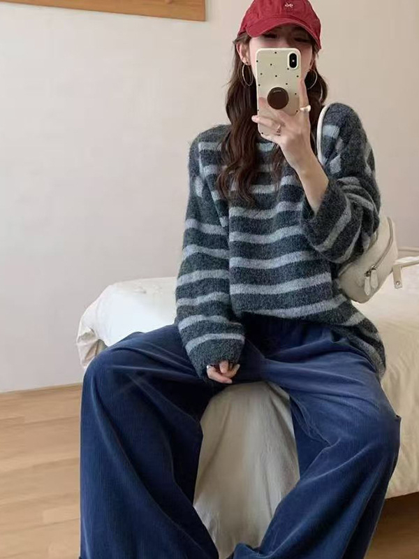 Pulover tricotat, model dungi, guler rotund, mâneci lungi, croială lejeră